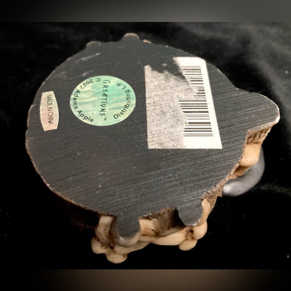 Vintage Skull and CrossBones Halloween Resin Ashtray - Picture 6 of 12